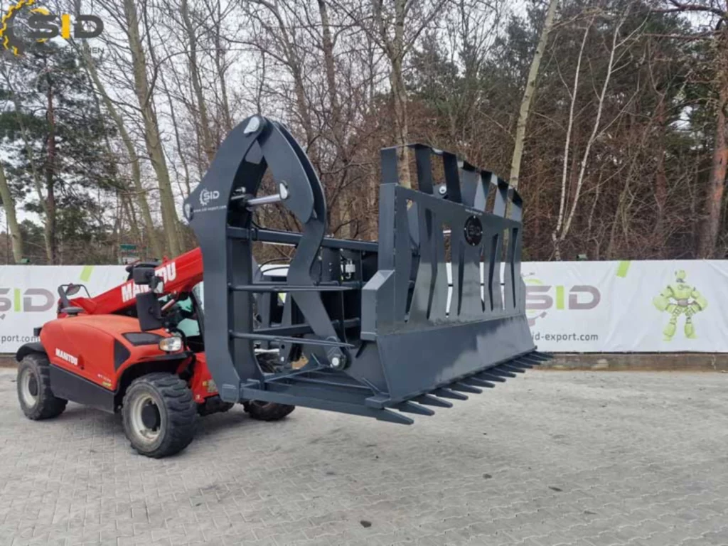 Ein landwirtschaftlicher Abschiebewagen entlädt Silage mit einer hydraulischen Abschiebewand, die das Material gleichmäßig verteilt.