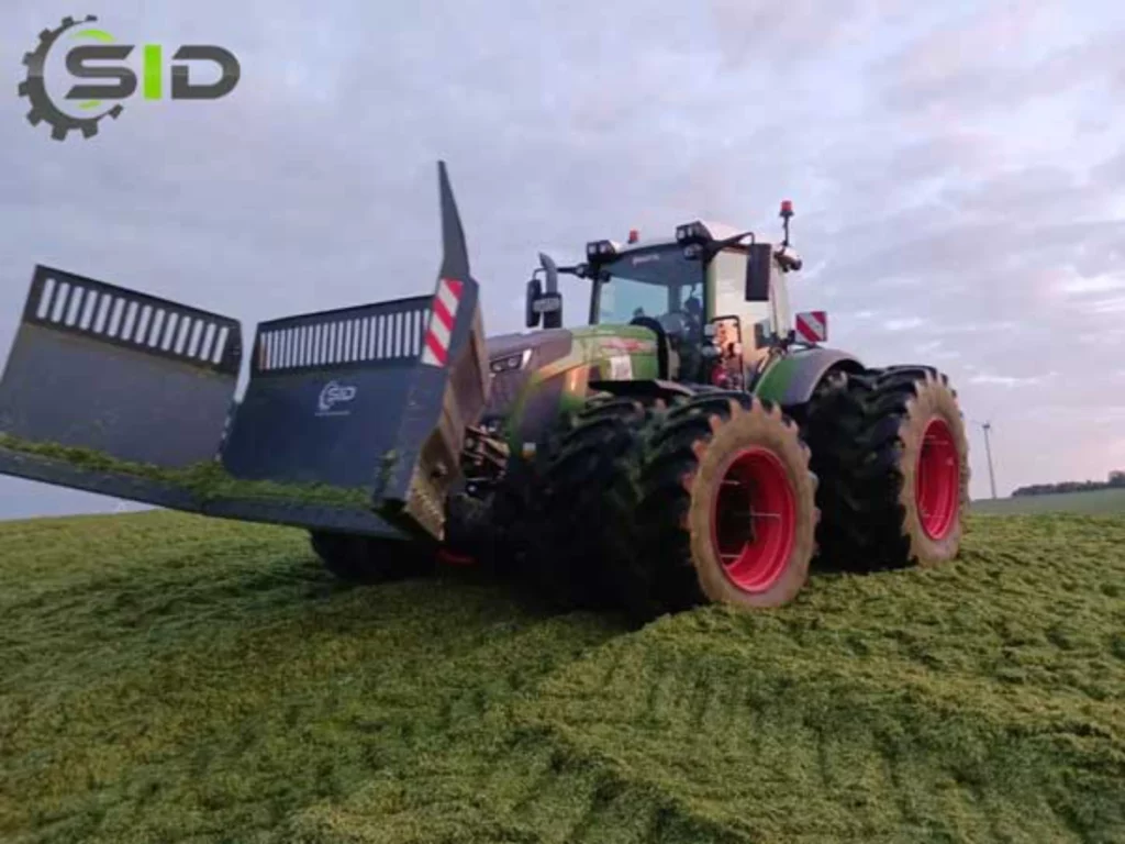 Maisschieber im Einsatz: Ein leistungsstarkes Maisschild verteilt und verdichtet Silage auf einem landwirtschaftlichen Betrieb.