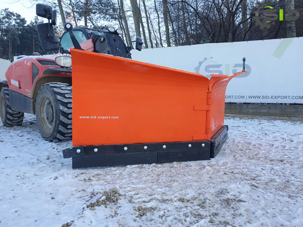 Kompakter Schneepflug für Kleintraktoren, ideal für private Einfahrten und Höfe, mit pulverbeschichteter Stahlkonstruktion für lange Haltbarkeit.