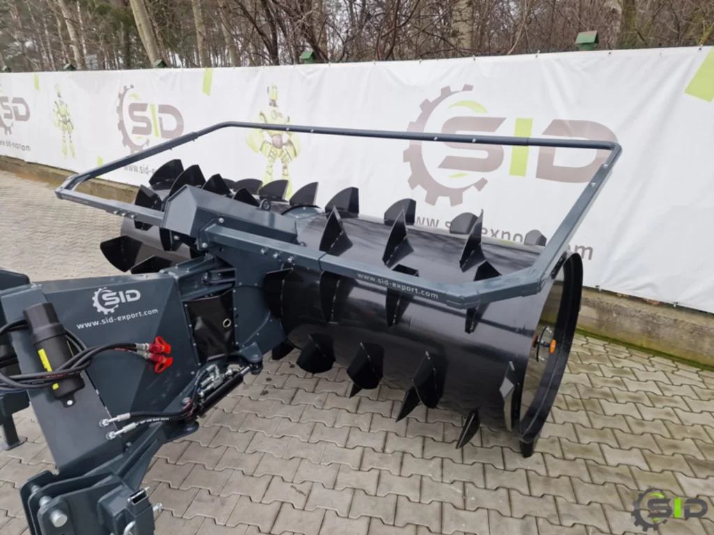 Siloverteiler im Einsatz auf einem landwirtschaftlichen Betrieb – Ein Traktor mit montiertem Siloverteiler verteilt frisch geerntete Silage gleichmäßig in einem Fahrsilo.